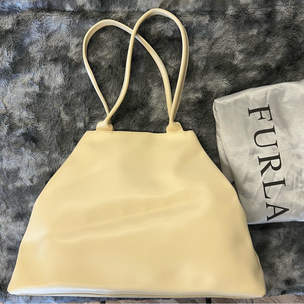 🩷FURLA large cream colored trapezoid shoulder bag. - Picture 3 of 11